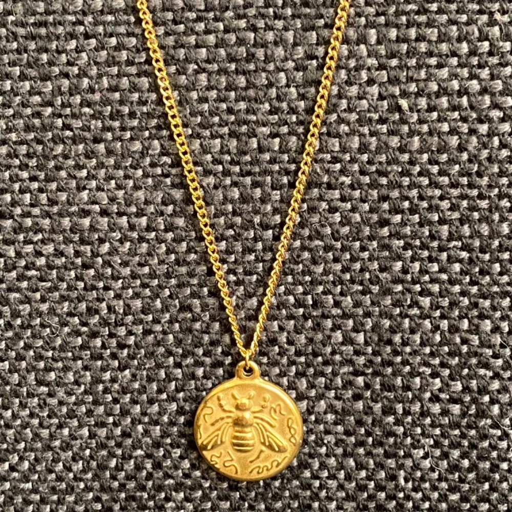 Gold Coin Bee ๐ Pendant Necklace - Elegant Women's Layering Chain - Picture 3 of 6